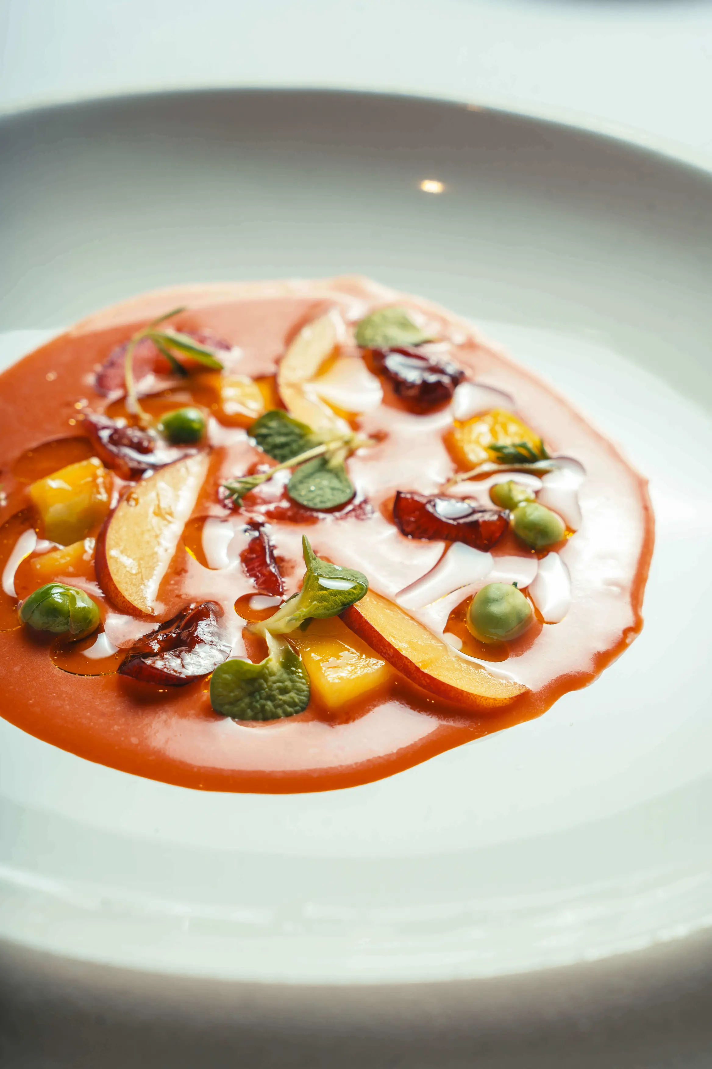 Gazpacho alle ciliegie con verdura e frutta di stagione