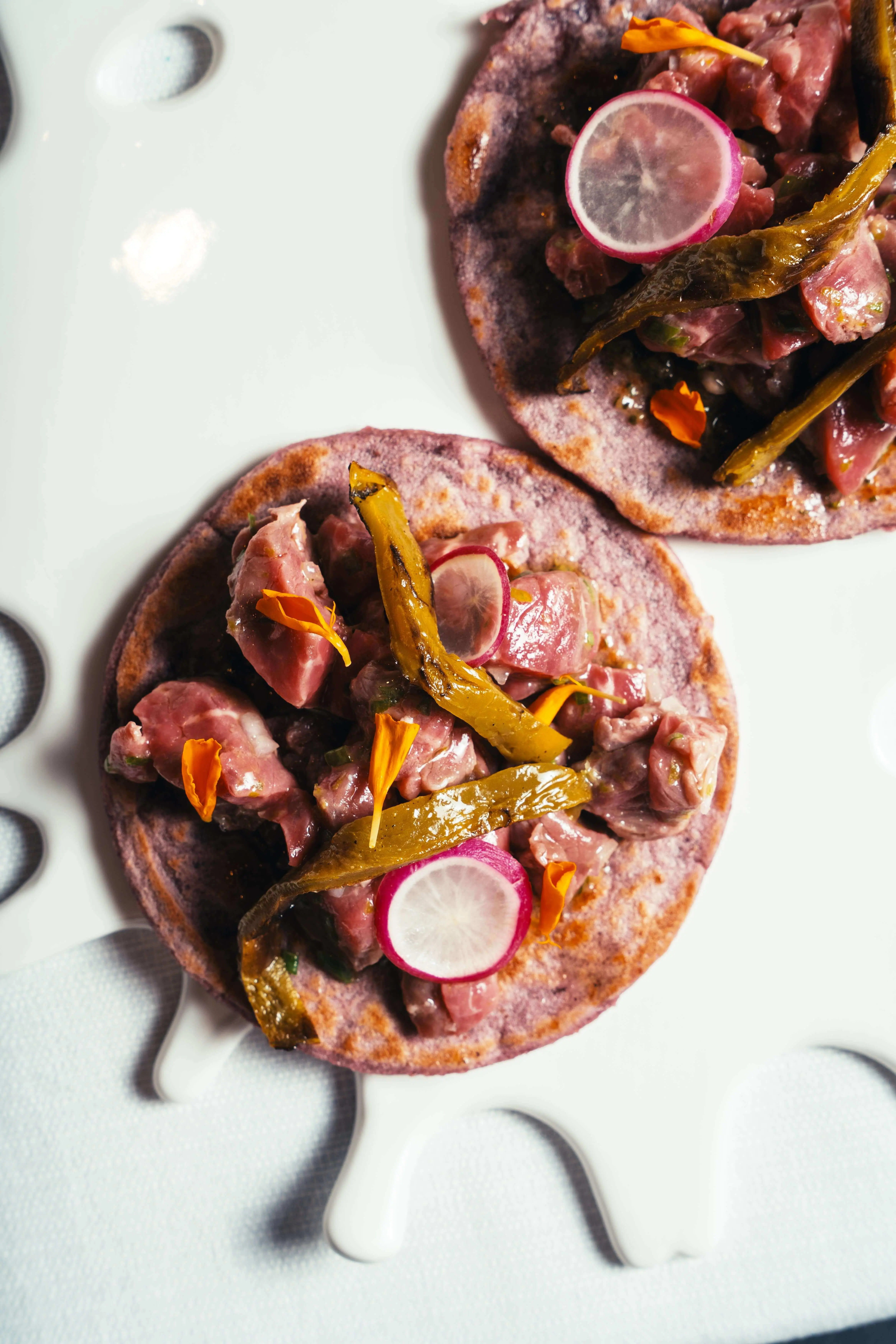 Tacos di Fassona Piemontese, salsa chimichurri, ravanelli